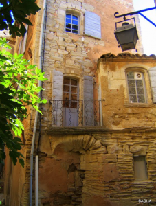 Calade de Gordes, fenêtres, pierres, terres d'ocres